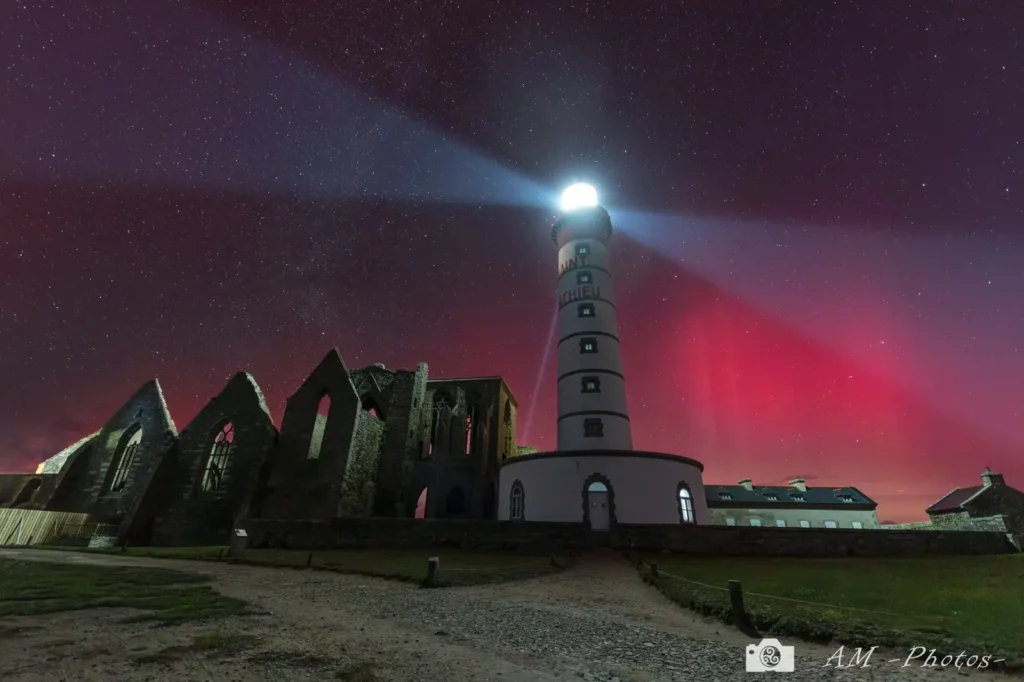 Aurore-boreale_-Phare-de-Saint-Mathieu-Bretagne_Finistère